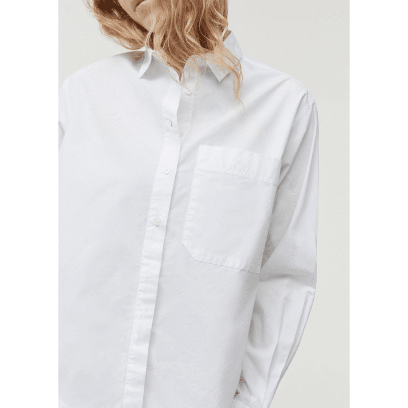 Aiayu Lynette shirt hvid på model closeup