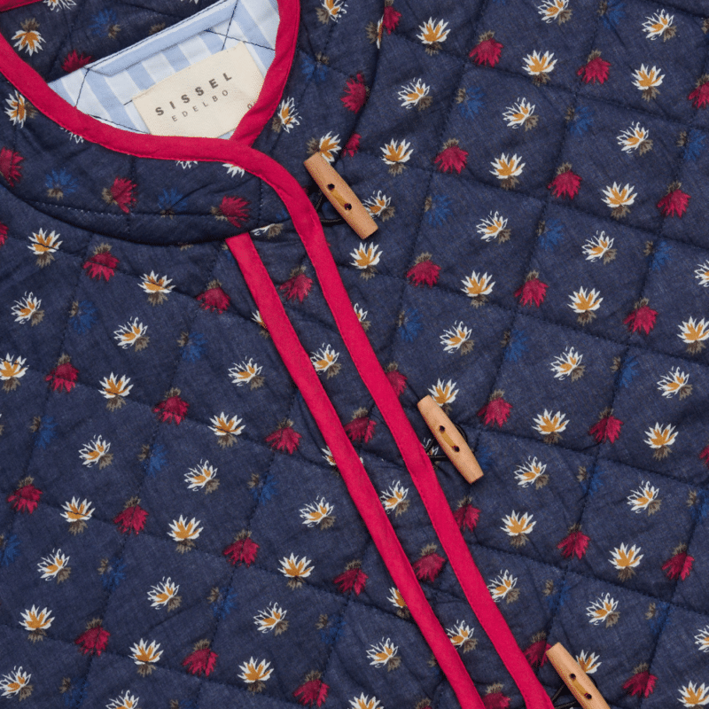 sissel edelbo jakke adriane quilt i navy med røde detaljer